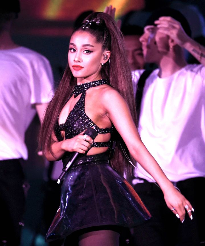 beyonce fan throws a lemon at ariana grande in coachella