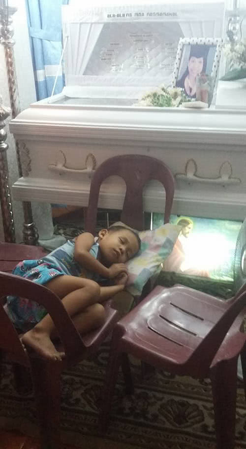 5 Year Old Kid Hugging His Mom's Coffin Asks Her Why Is She Not Sleeping Beside Him