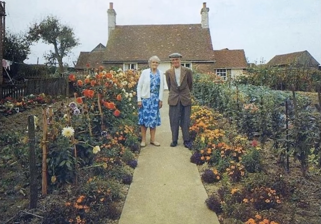 Elderly Couple Takes Picture Every Season In Their Garden, But The Last One Will Make You Cry