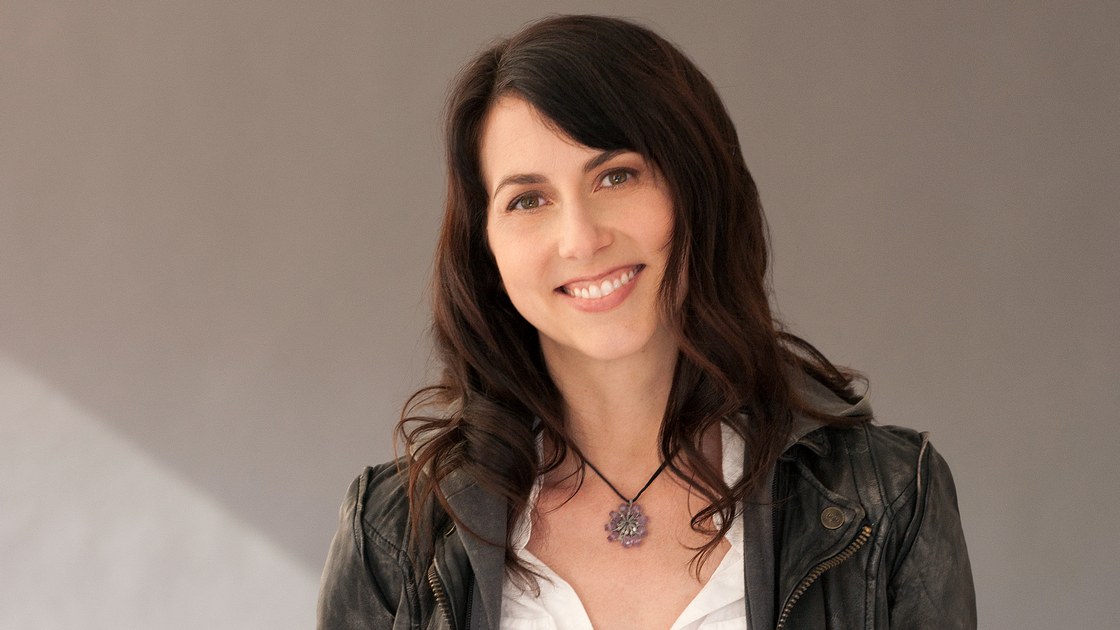 MacKenzie Bezos After Her Divorce Now Signs Pledge To Give $37 Billion To Charity 