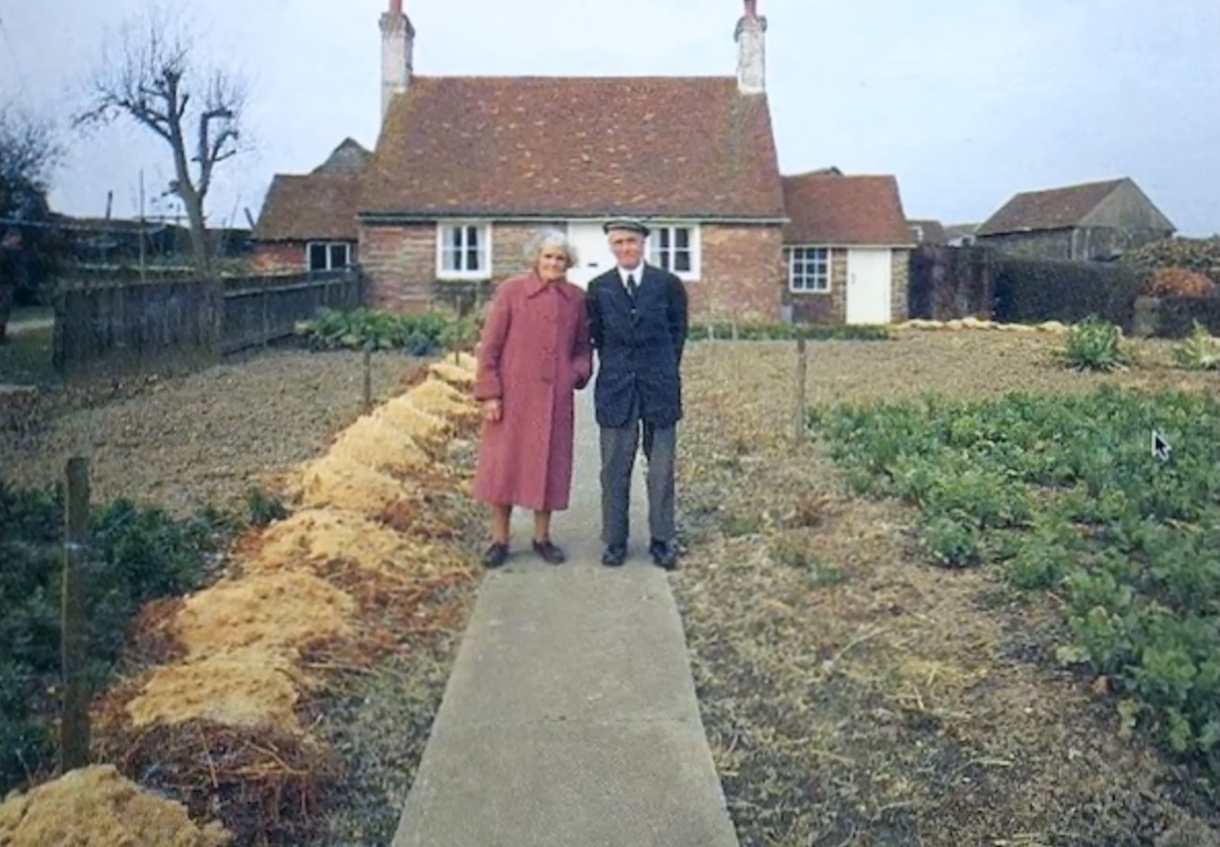 Elderly Couple Takes Picture Every Season In Their Garden, But The Last One Will Make You Cry