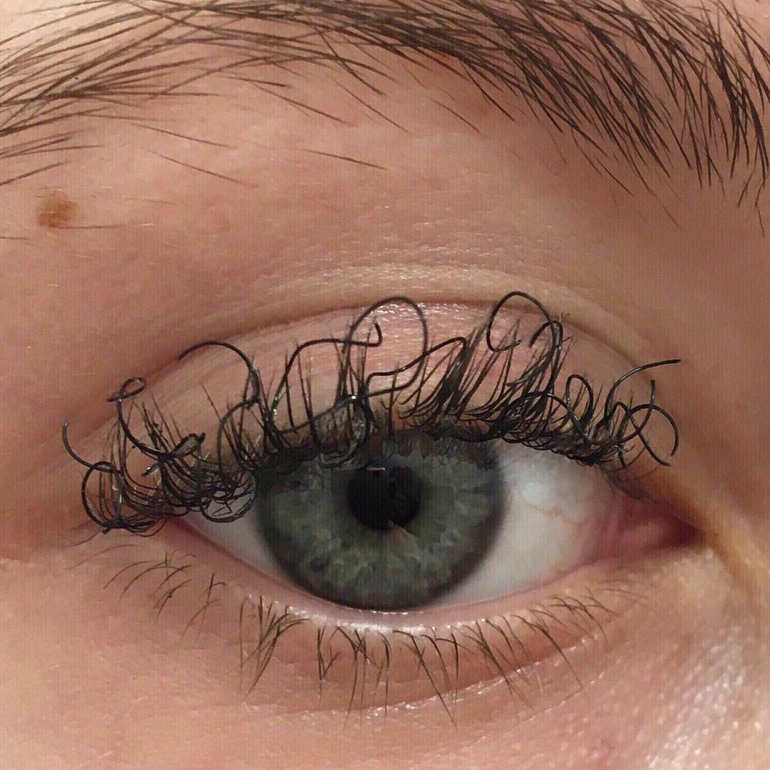 Curly eyelash beauty trend
