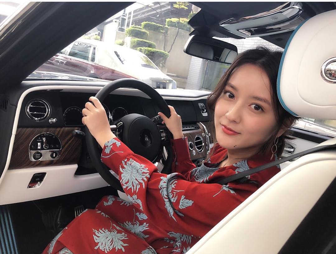 Meet This Hottest Female Taxi Driver From Japan