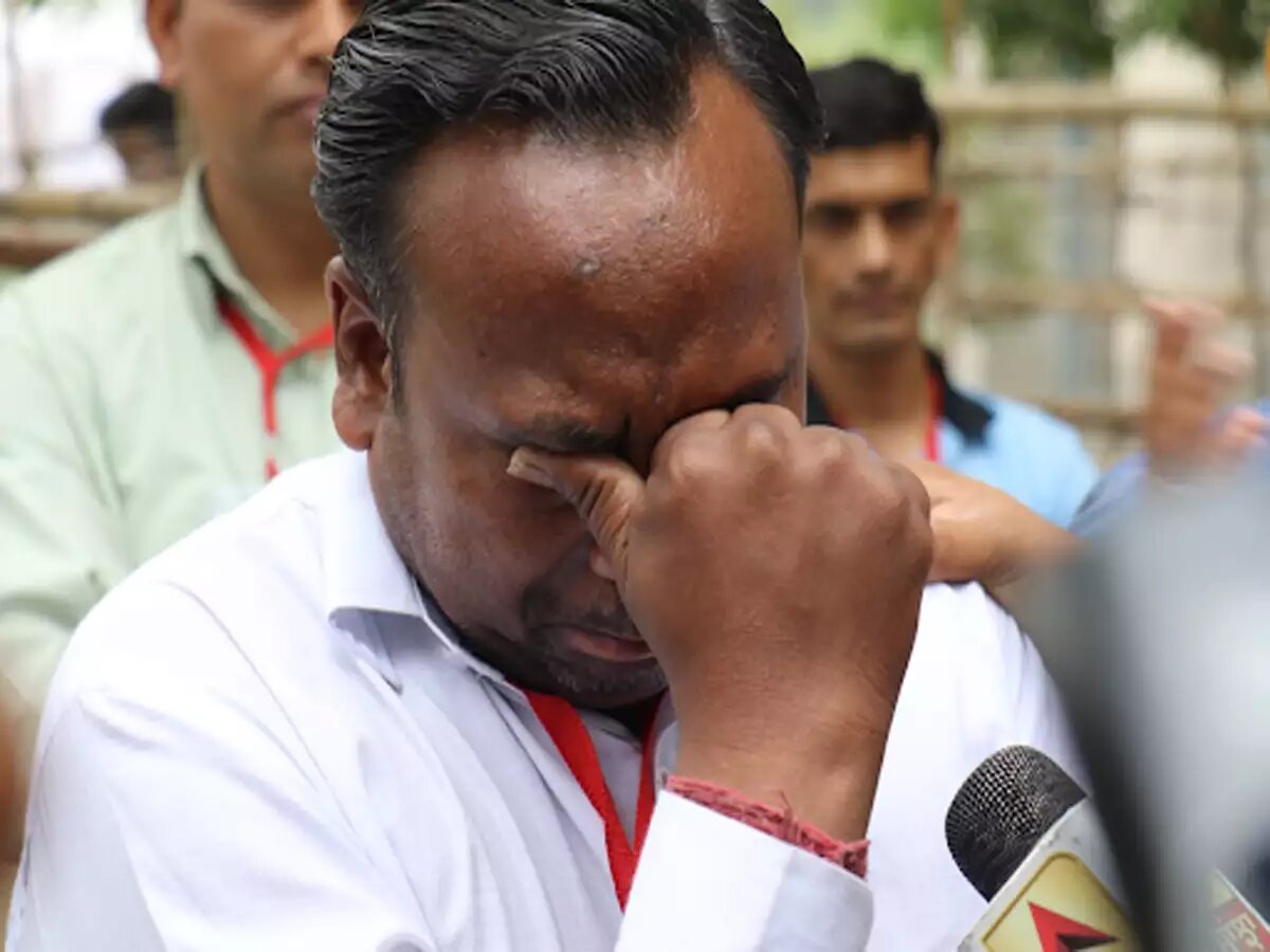 Politician Crying On Street When With A Family Of 9, He Received 5 Votes During Live Counting