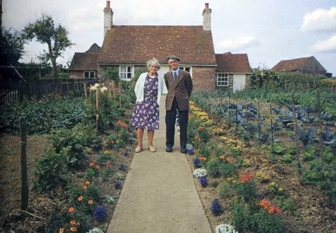 Elderly Couple Takes Picture Every Season In Their Garden, But The Last One Will Make You Cry