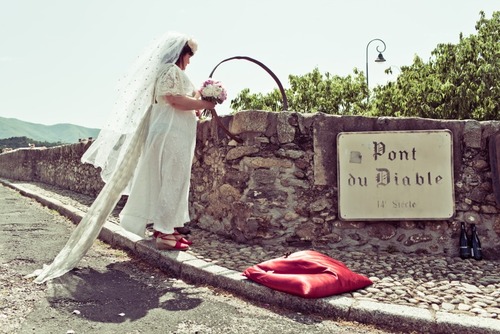 Australian woman married a bridge in France