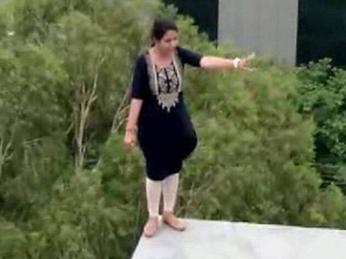 Woman Dramatically Threatens To Jump Off Building After Getting Fired From Her Job 