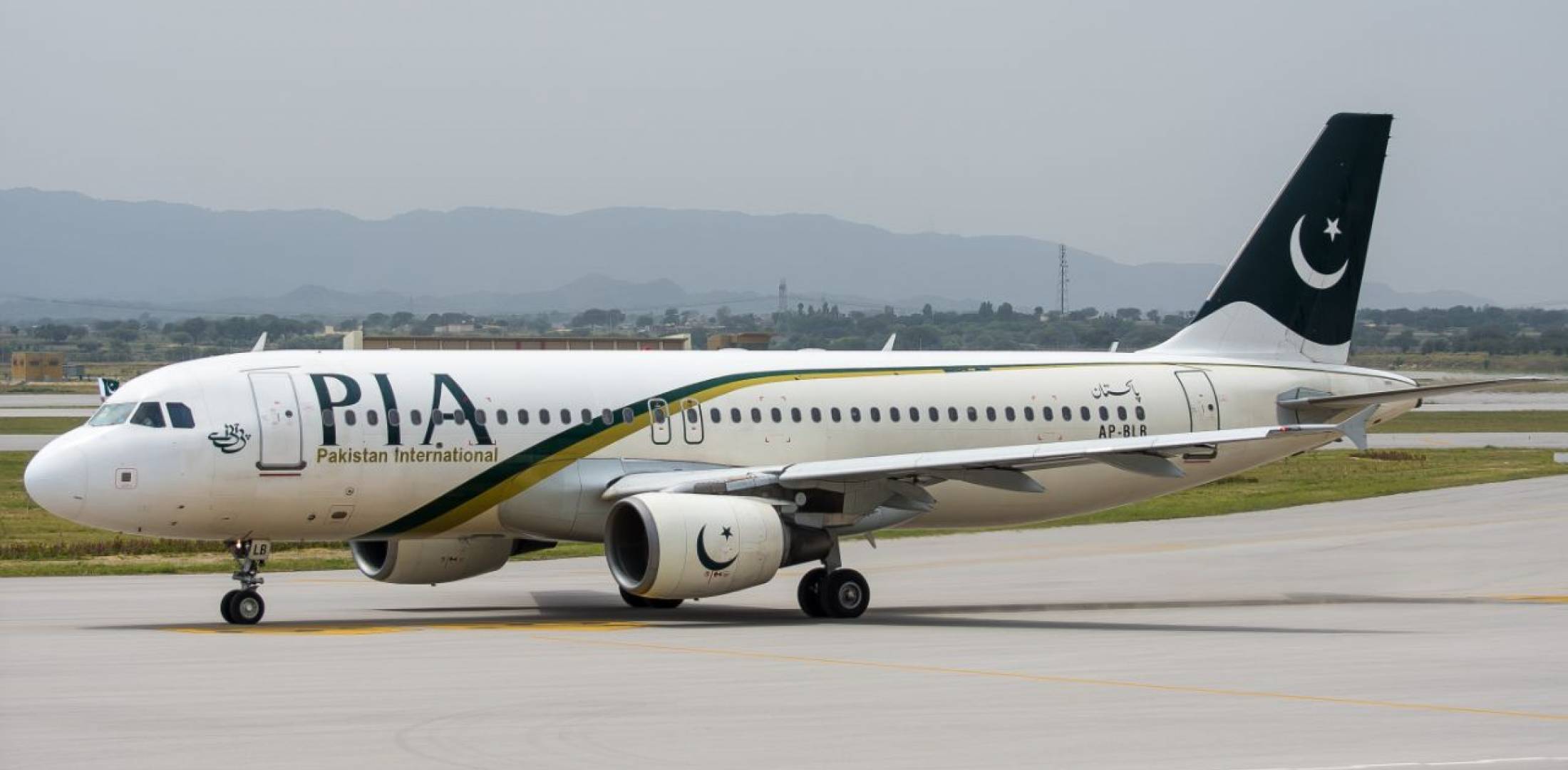 Pakistan International Airlines Flight Delayed For 7 Hours Because A Woman Opened The Emergency Exit Thinking It To Be The Toilet Door