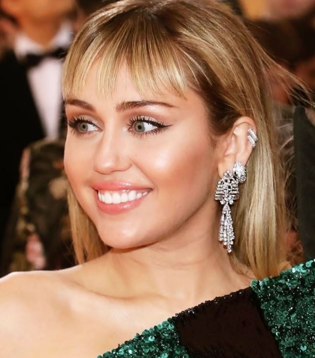 Video Of Miley Cyrus Where A Fan Forcibly Tries To Kiss Her Went Viral