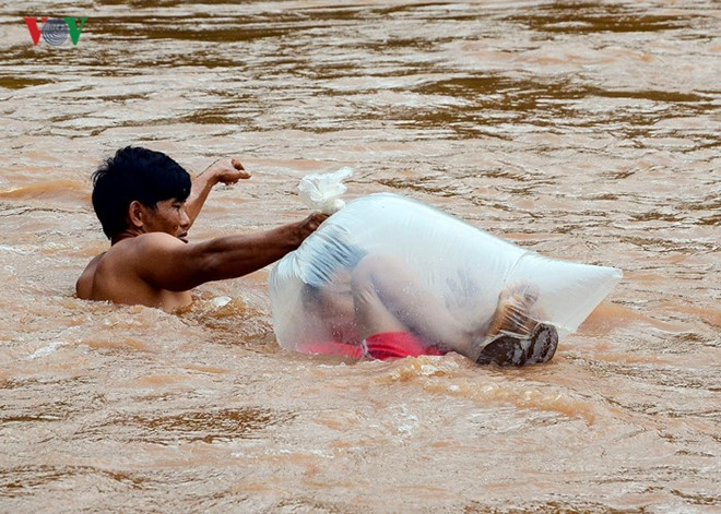 Man Transporting Students In Plastic Bags Through Muddy River To Get Them School Goes Viral