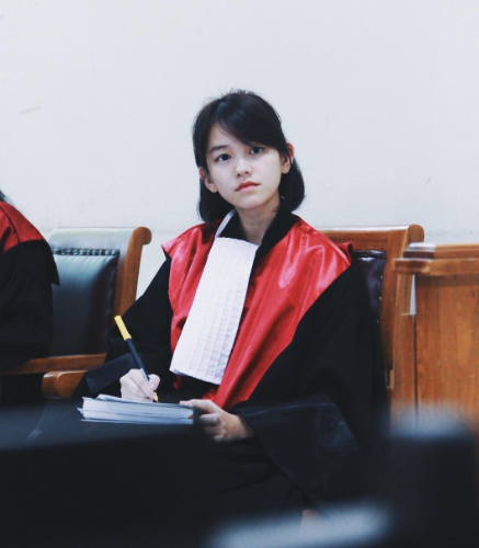 Netizens Who Were Curious To Know About The Girl Whose Pictures In A Judge's Robe Went Viral Get Answers