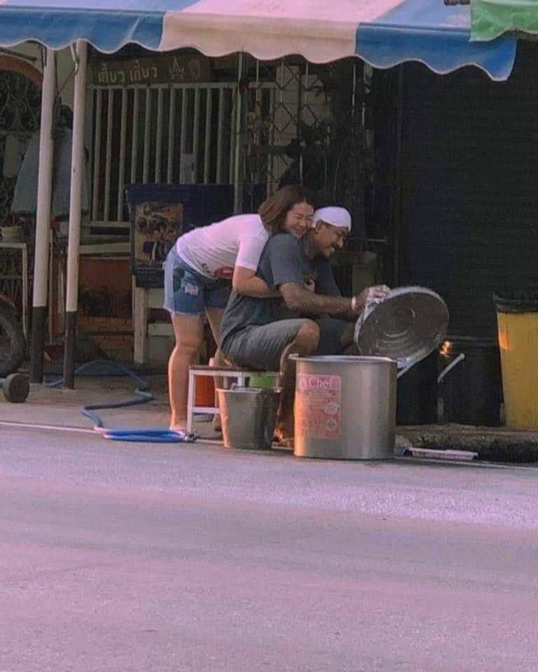 Viral Photo Of Couple At Roadside Proves That Being In Love Is Greater Bliss Than Being Rich