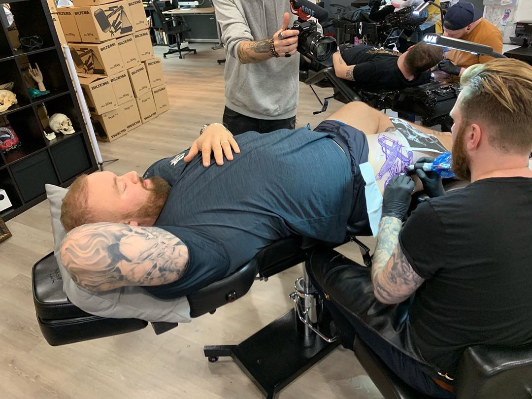 Video Of The Mountain From GoT Bench Pressing His Tiny Wife While Getting A Tattoo
