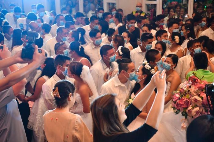 More Than 200 Couples Got Married Wearing Surgical Mask in Philippines