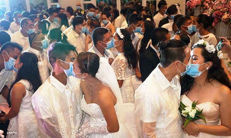 More Than 200 Couples Got Married Wearing Surgical Mask in Philippines