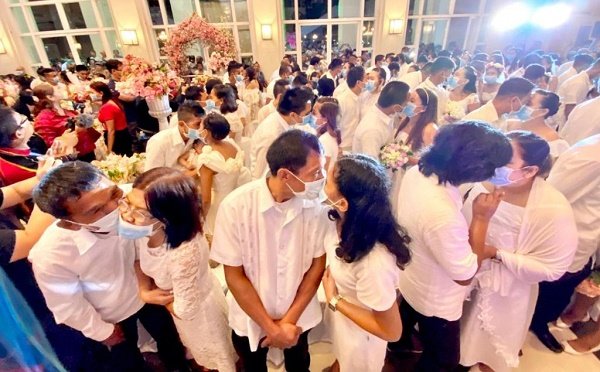 More Than 200 Couples Got Married Wearing Surgical Mask in Philippines