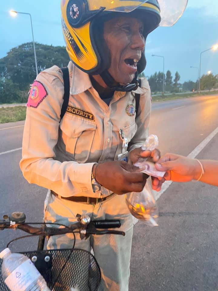 Old Man After Losing His Job Travels To Village On Bicycle For Days With No Food and Money