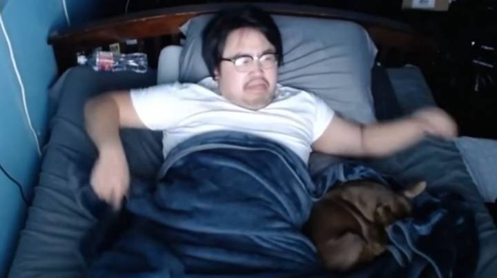Guy earned $16,000 Letting people Disturb his Sleep On Twitch